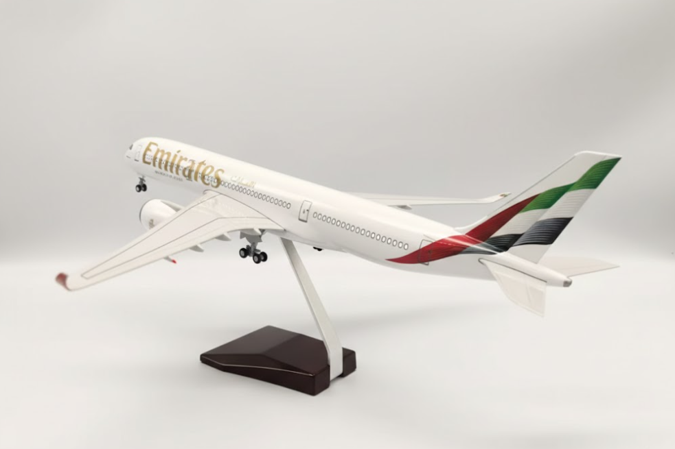 Avión Escala Grande Emirates UAE A350