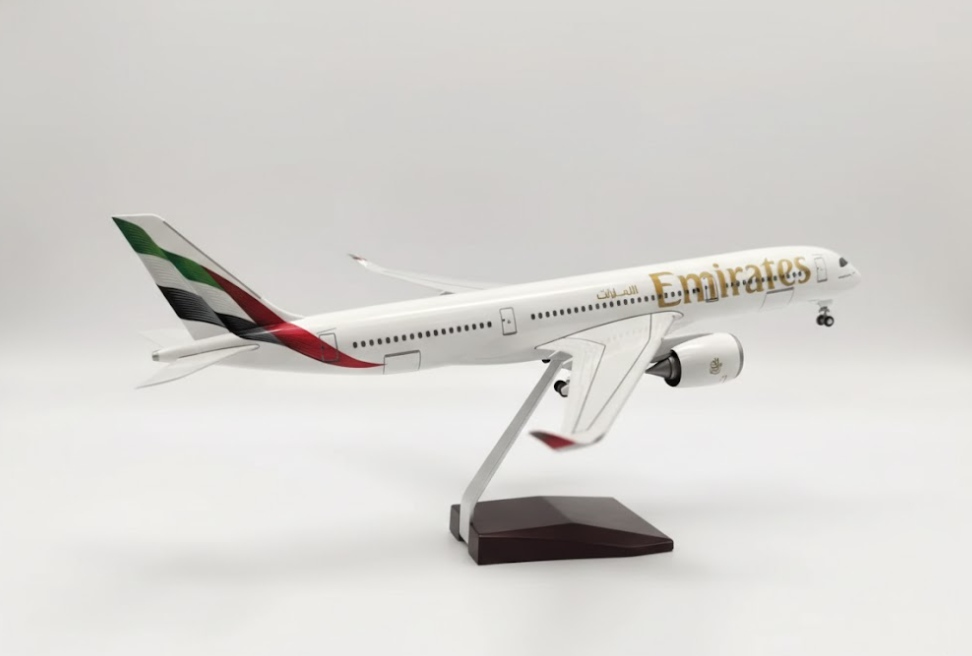 Avión Escala Grande Emirates UAE A350